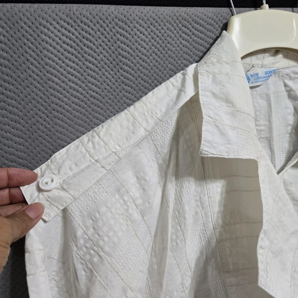 Sophisticated White Suit Jacket with Sleek Design